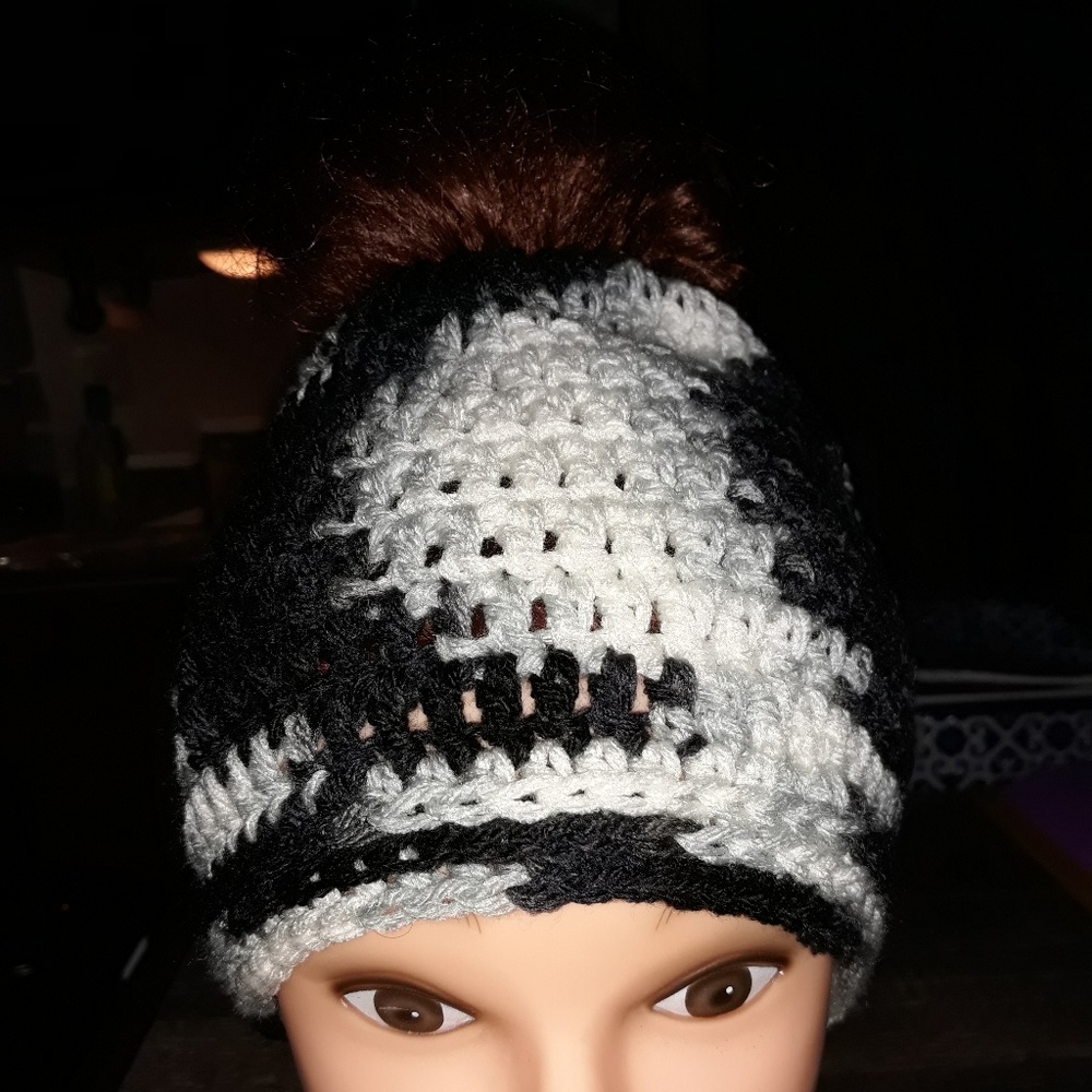 Crochet messy bun beanie SOLD ON MECARI